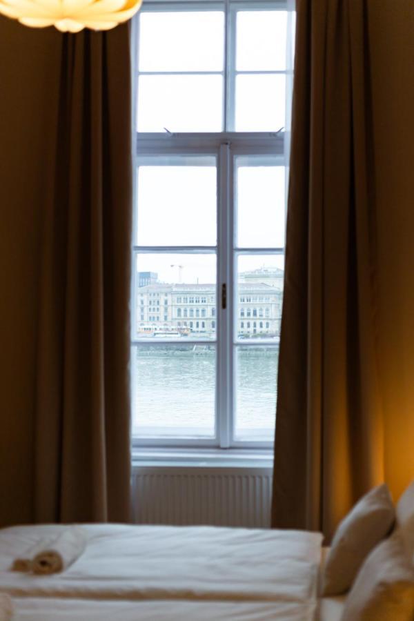 Danube Waterfront View At Chain Bridge Budapest Extérieur photo